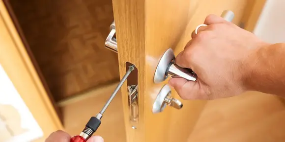 Sửa khóa cửa bị kẹt